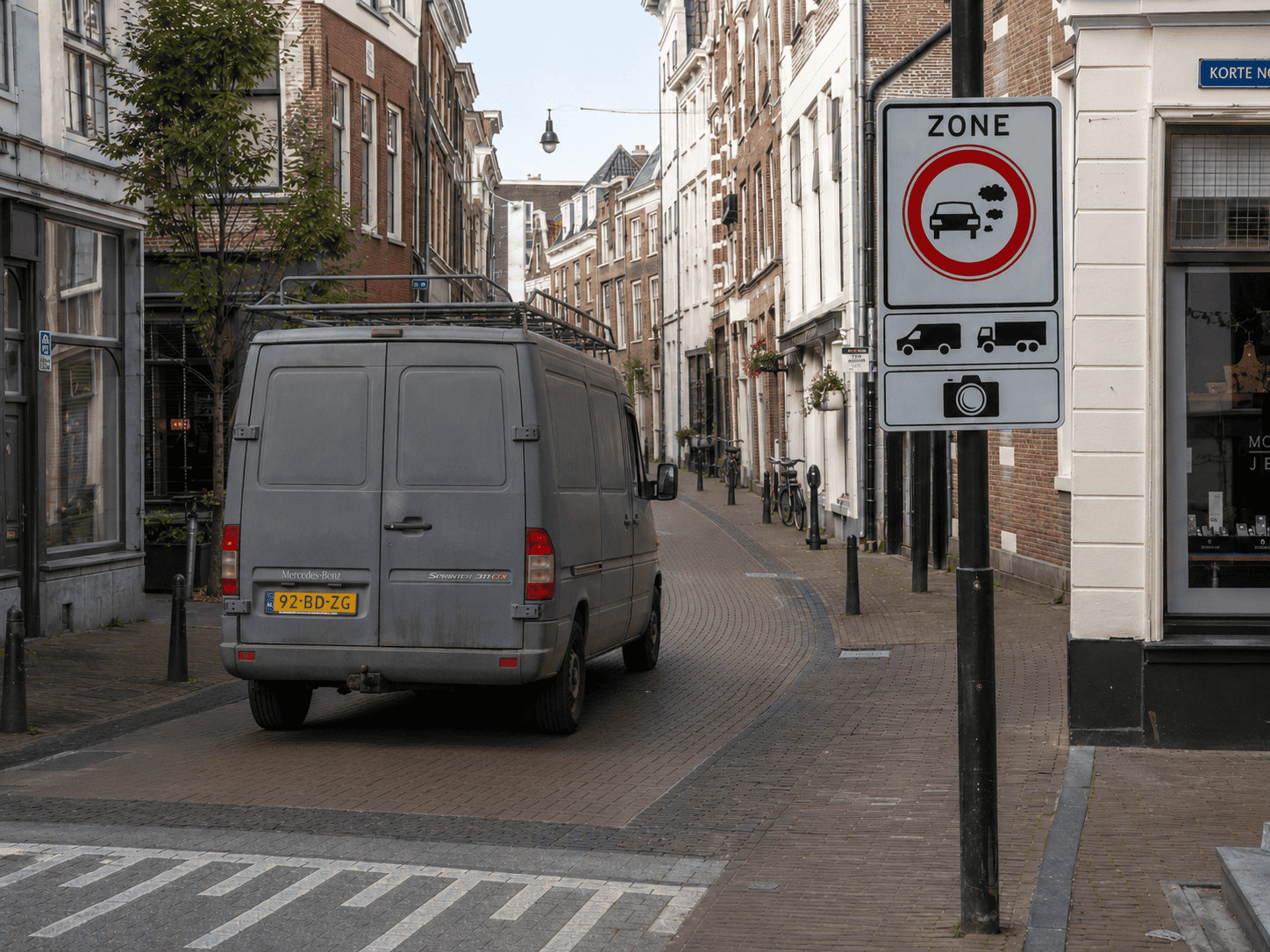 Nearly 19% of Rotterdam delivery vans could lose access to zero-emission zones from 2027, as the city moves towards cleaner logistics.